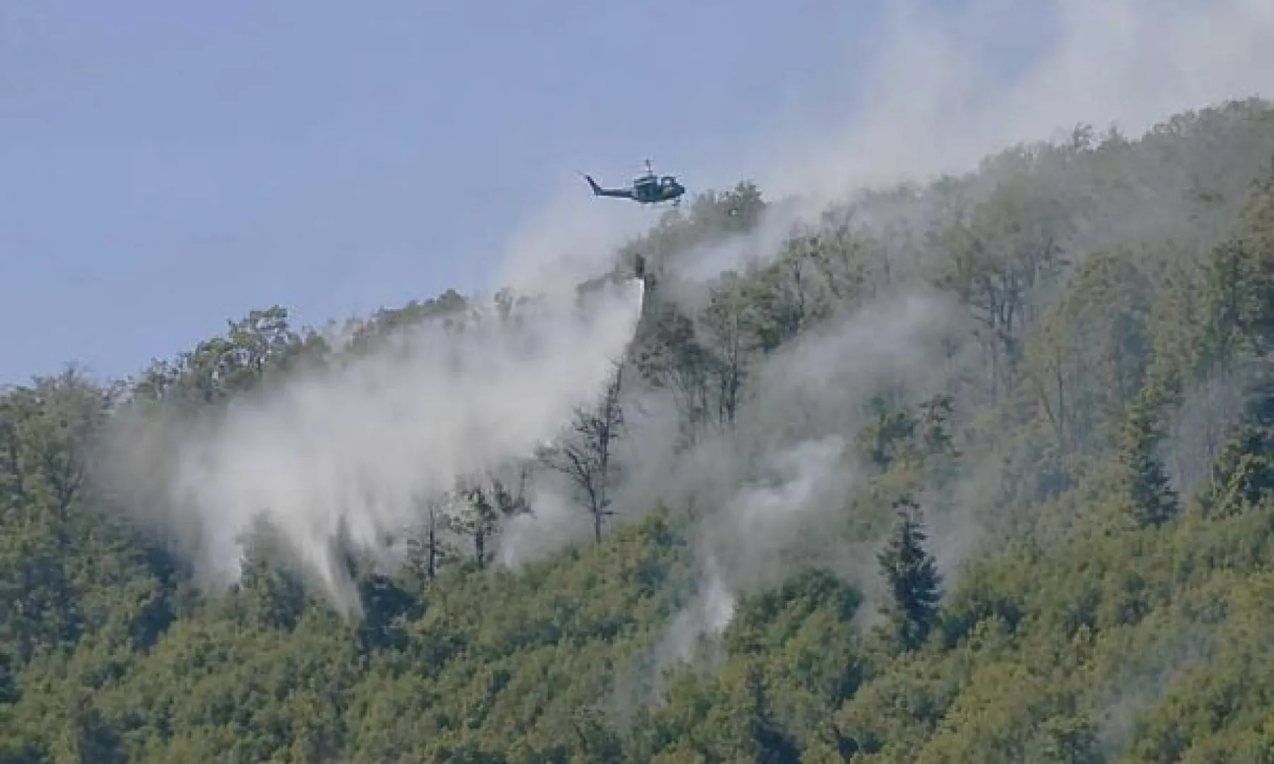 Oružane snage BiH angažovale helikopter za gašenje požara u Gomili kod Cazina