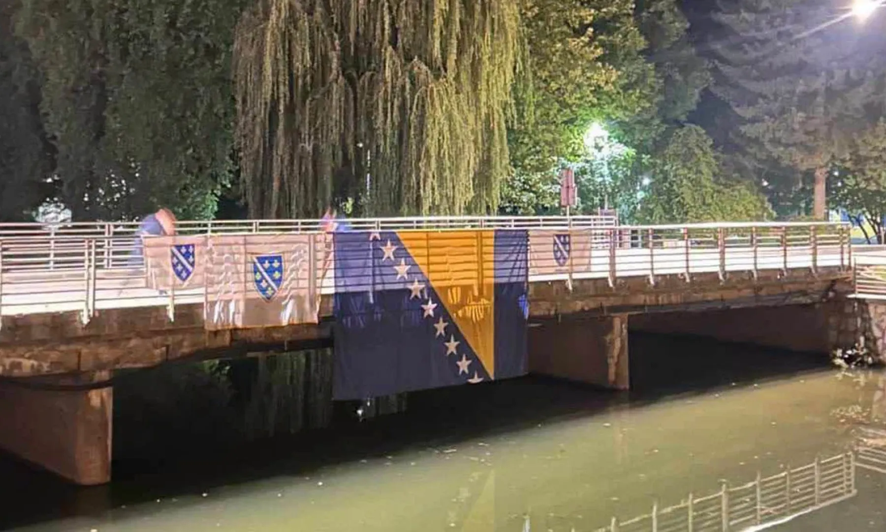 Osoba uhapšena nakon pokušaja uklanjanja zastava s ljiljanima s mosta u Kiseljaku 2. oktobra