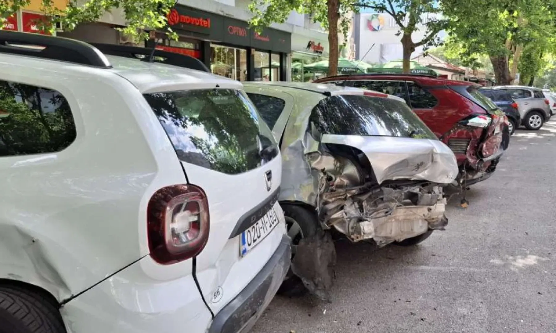 Vozač Mercedesa sudario se sa šest parkiranih automobila u Mostaru