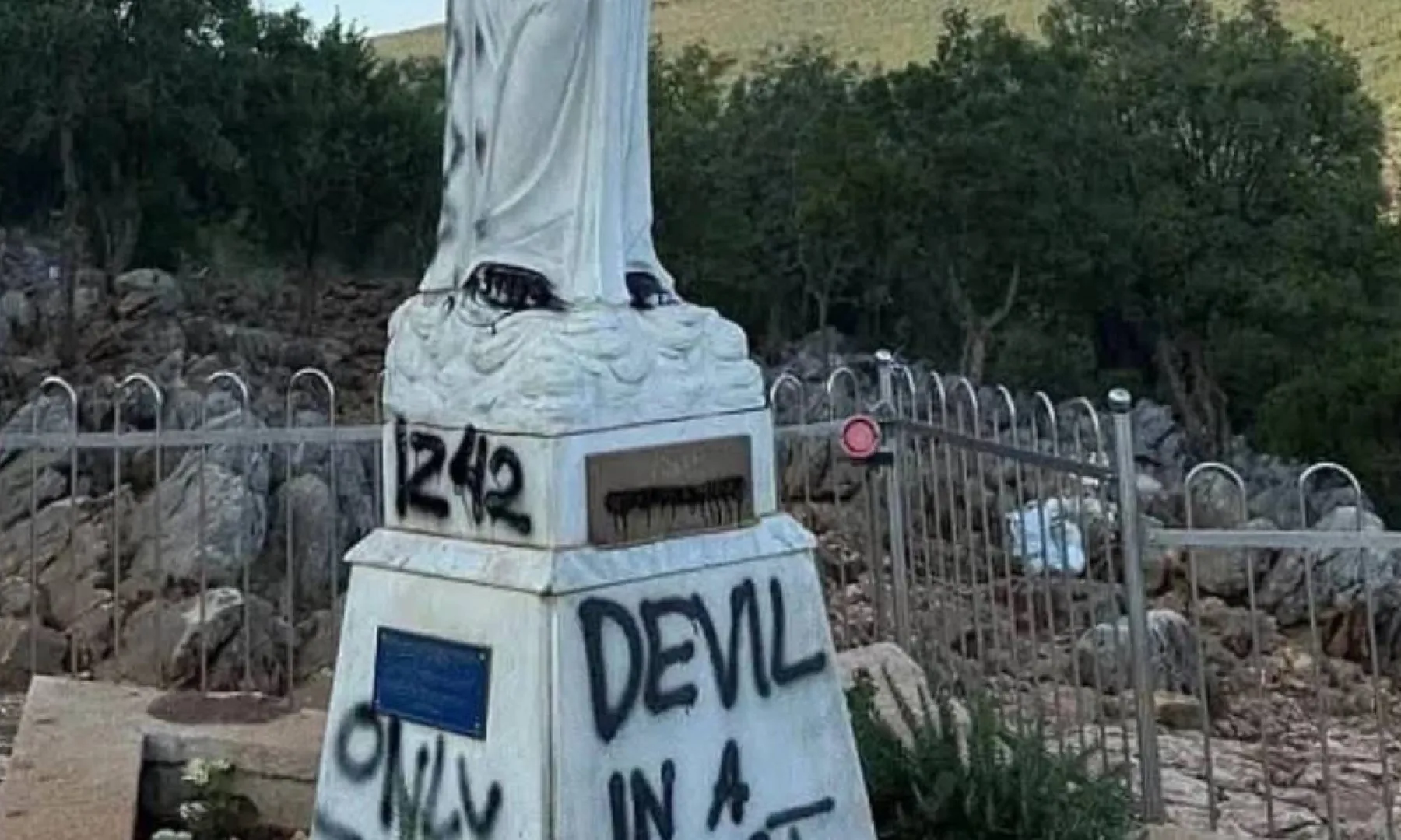 Natpis “IZ42” pronađen na Gospinom kipu u Međugorju, policija istražuje motive vandalizma
