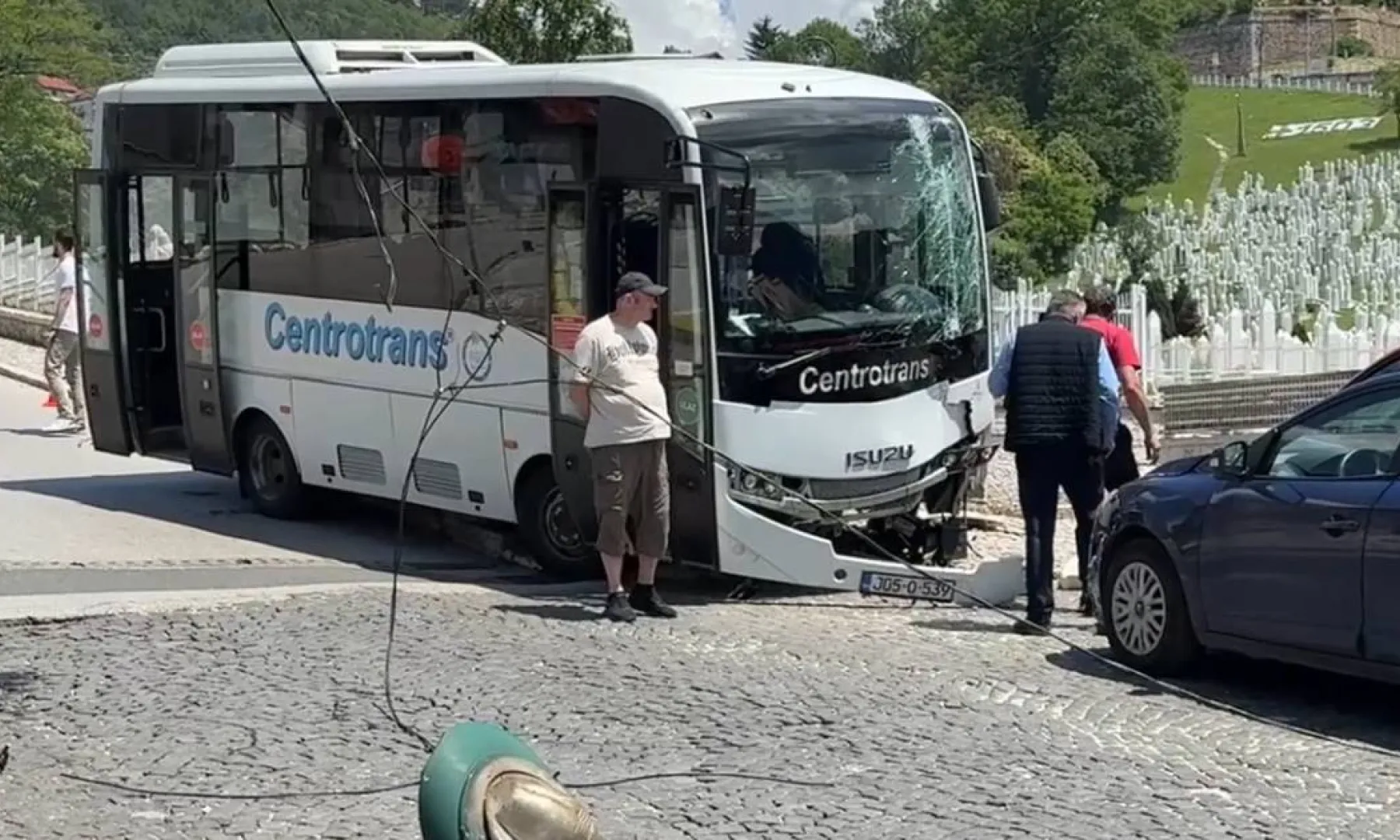 Minibus u Sarajevu sletio s ceste i udario u stub i ogradu, dvije osobe povrijeđene