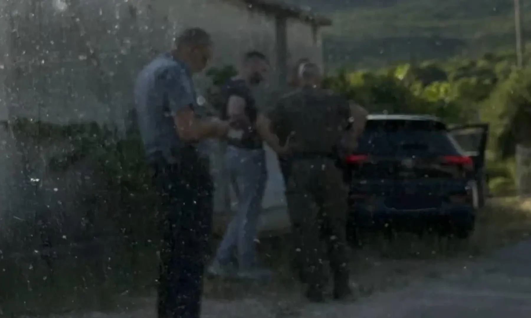 Vozač Golfa 8 udario u zid kuće tokom bijega od policije, nastavio trčati bos prema Raškoj Gori