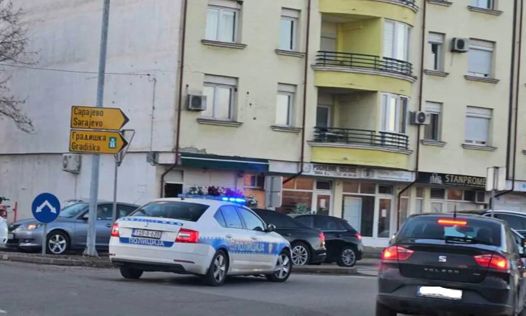 Teška nesreća u BiH: Automobil udario pješaka, saobraćaj obustavljen