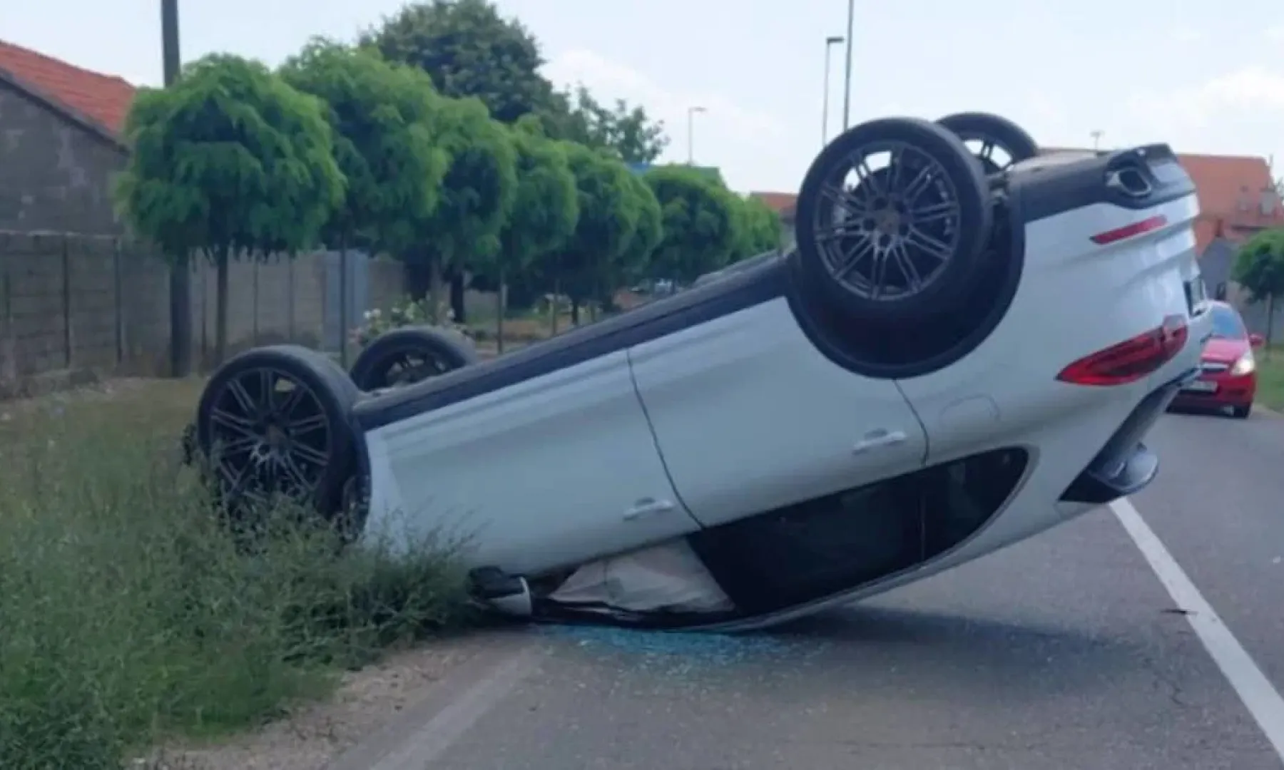 Teška saobraćajna nesreća u Janji: Automobil se prevrnuo nakon udara u banderu