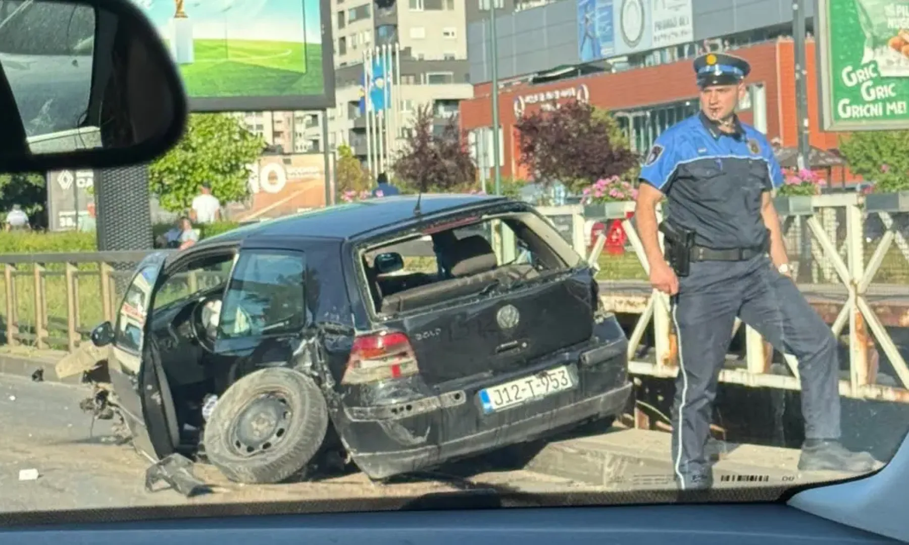 Teška saobraćajna nesreća u Sarajevu: Točkovi otpali sa automobila usljed snažnog udara