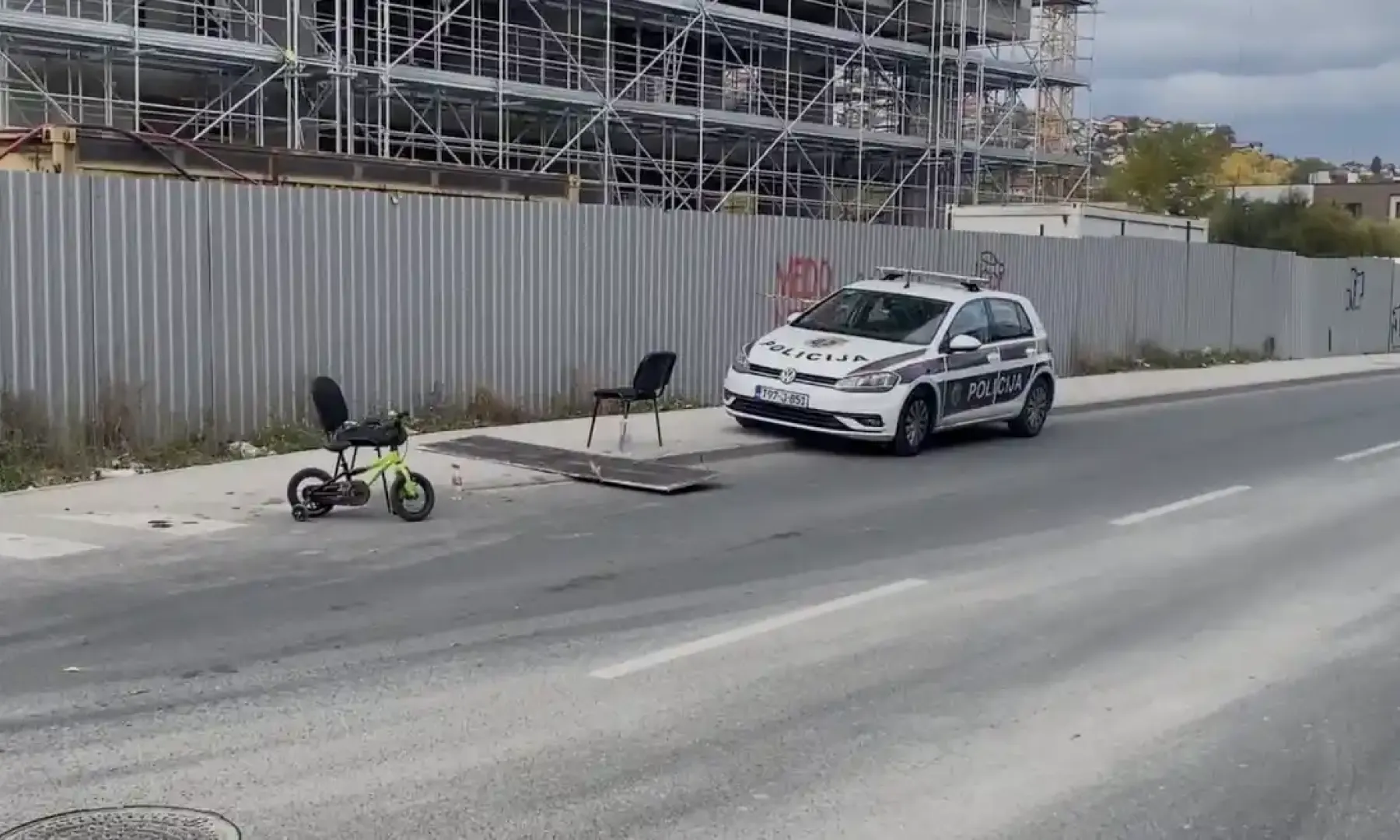 U Halilovićima u Sarajevu, tri osobe povrijeđene kada je oplata pala sa zgrade u izgradnji, među njima majka i dijete