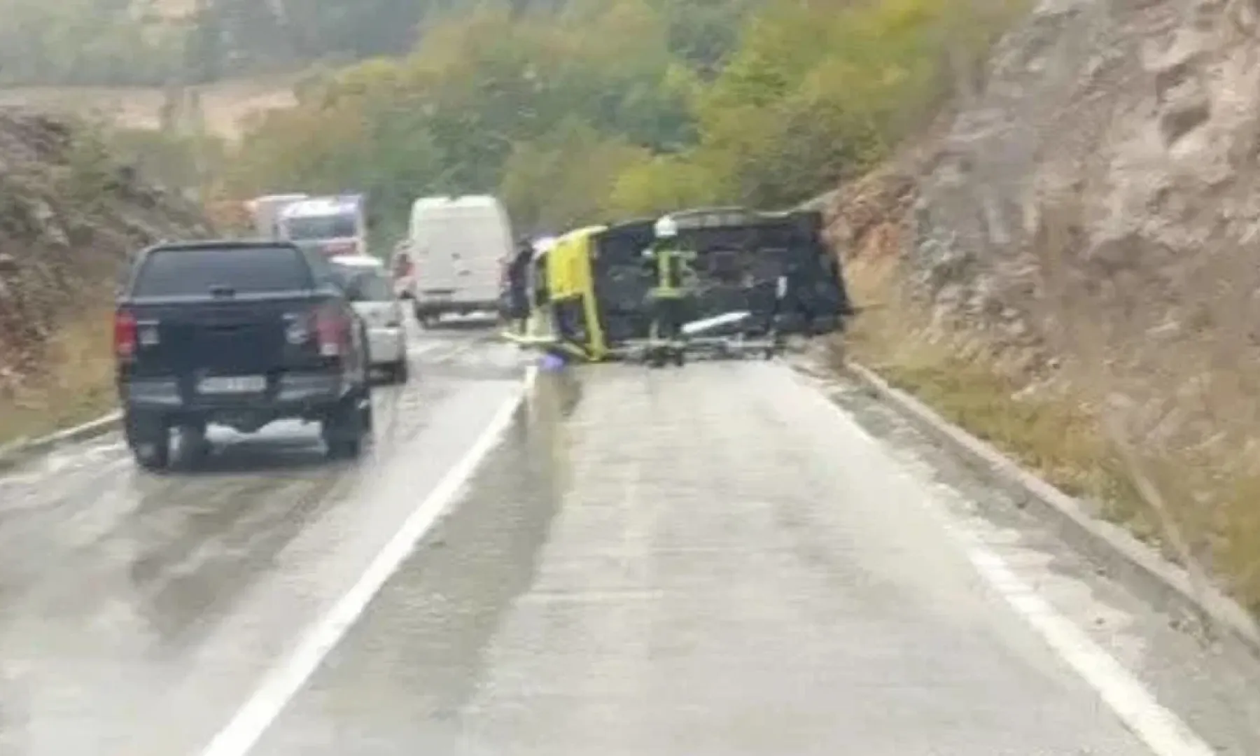 Saobraćajna nesreća u Šujici kod Tomislavgrada: vozilo se prevrnulo, policija i hitna pomoć na terenu