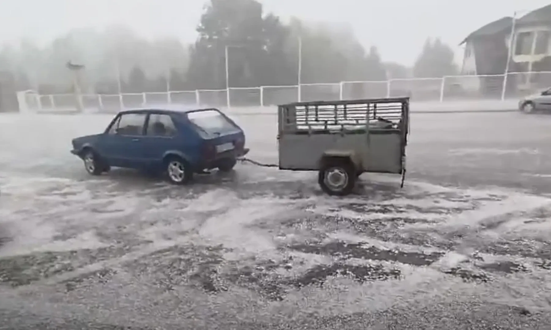 Prijedor pogođen jakim nevremenom, zabilježeni shelf oblaci i grad u Rasavcima i Omarskoj