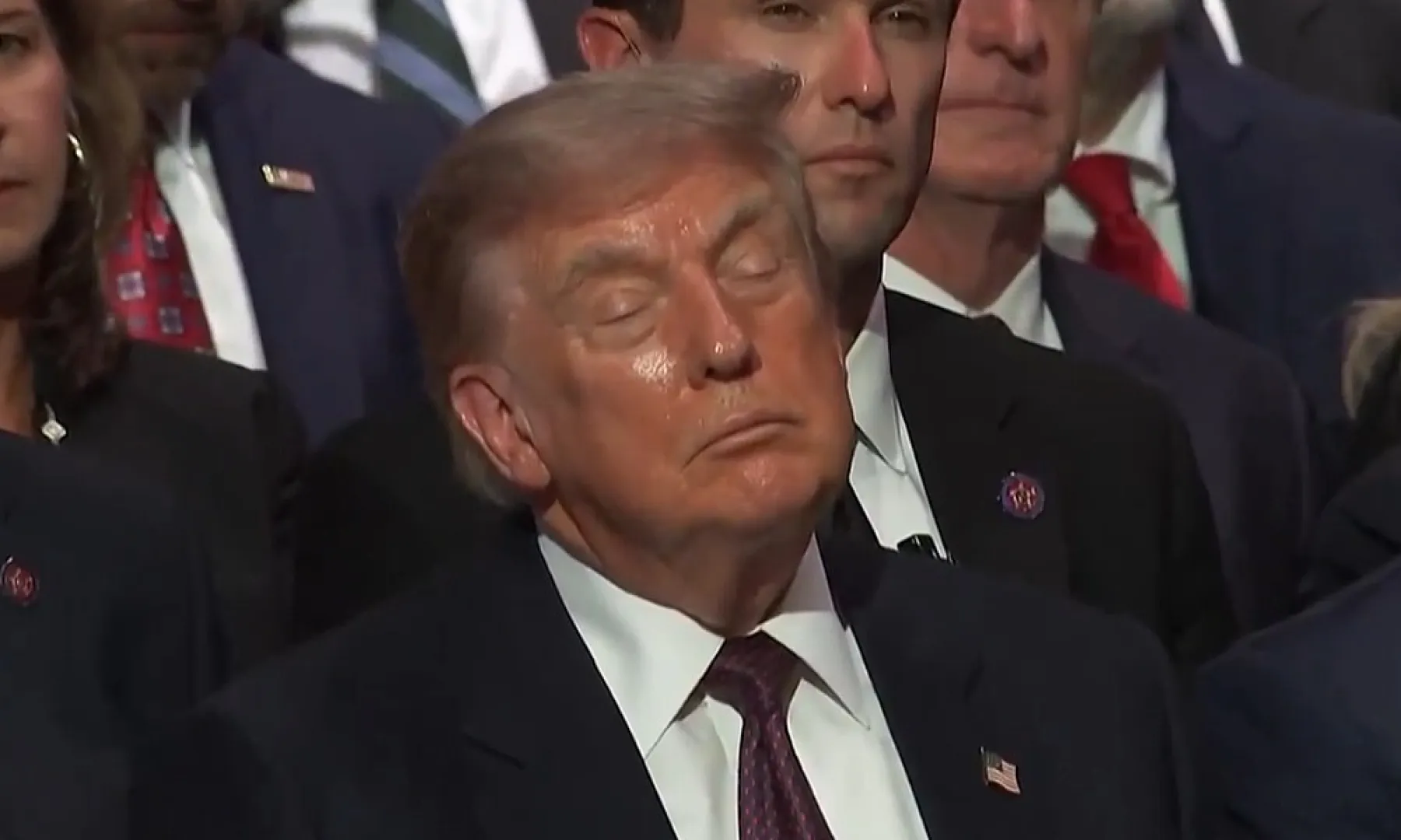Donald Trump viđen kako spušta glavu tokom sahrane Lindseyja Grahama, Bijela kuća negira da je spavao