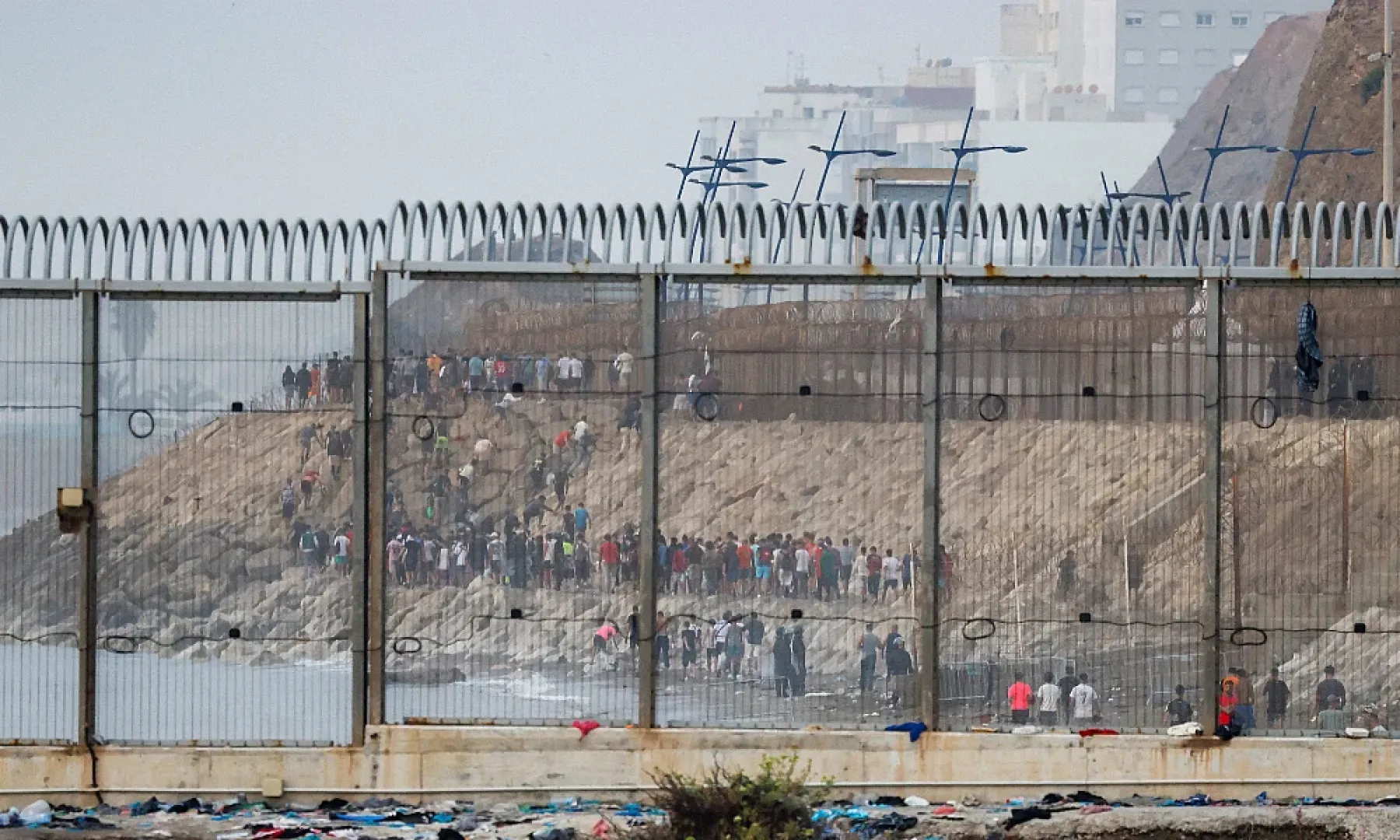 Španska policija postavila 500 metara dugu plutajuću barijeru na granici s Marokom nakon ulaska 50.000 migranata