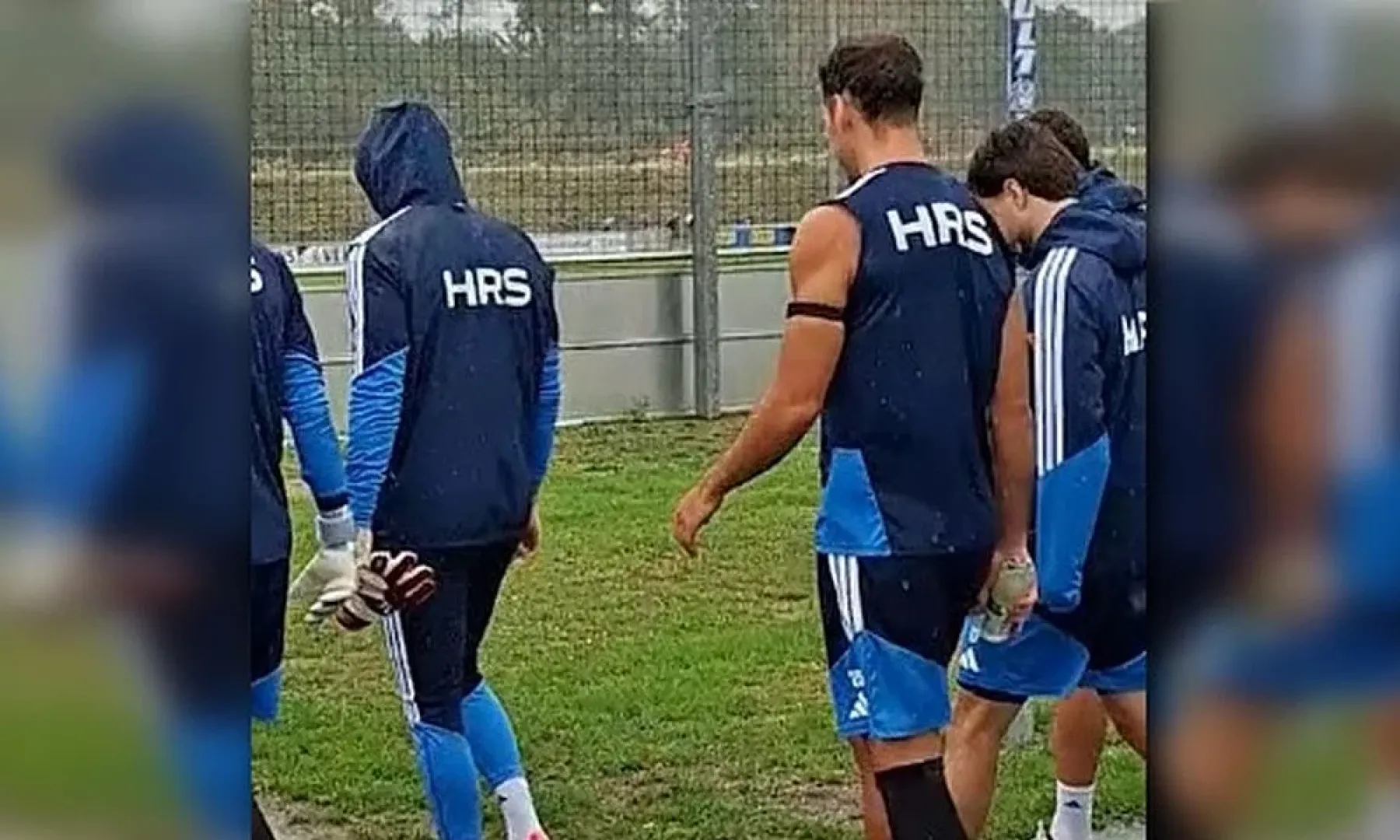 Nikola Katić trenirao u kratkim rukavima dok su ostali igrači Schalkea nosili dugačke majice zbog kiše u Gelsenkirchenu