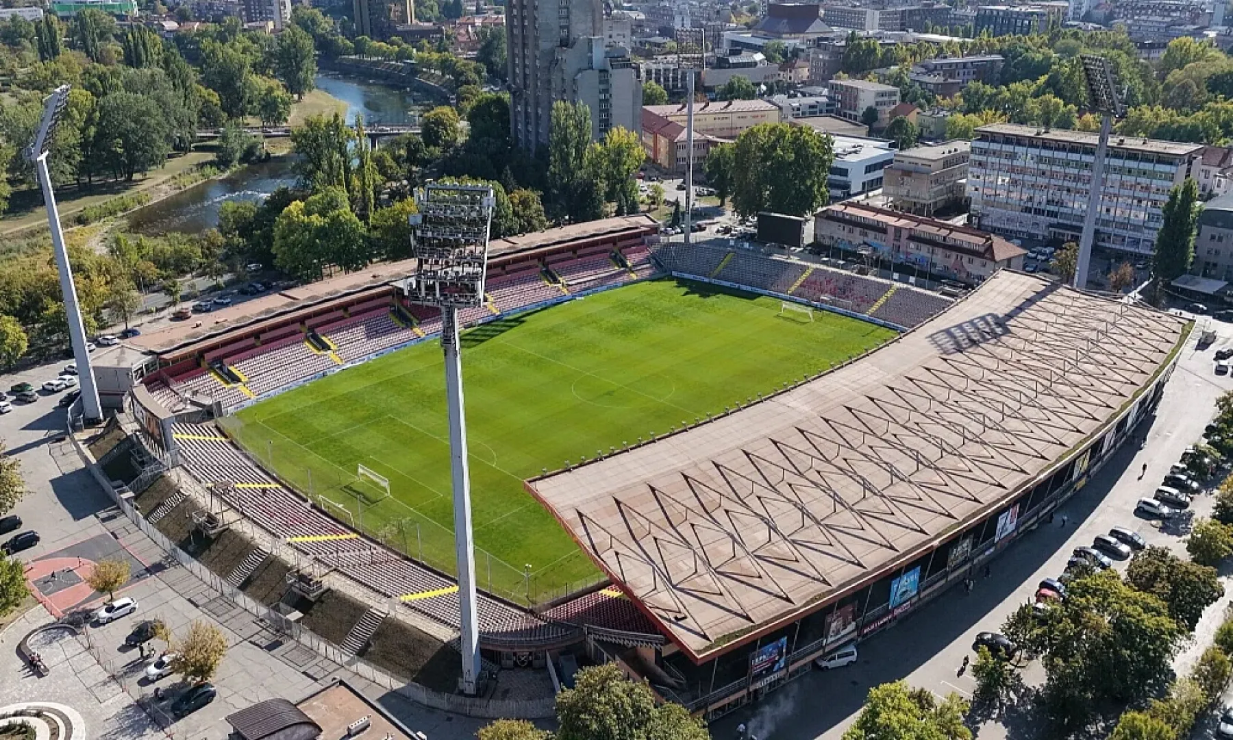 Na stadionu Bilino Polje u Zenici u toku su pripreme za utakmicu BiH i Švedske, posljednji oproštaj Edina Džeke 2. oktobra