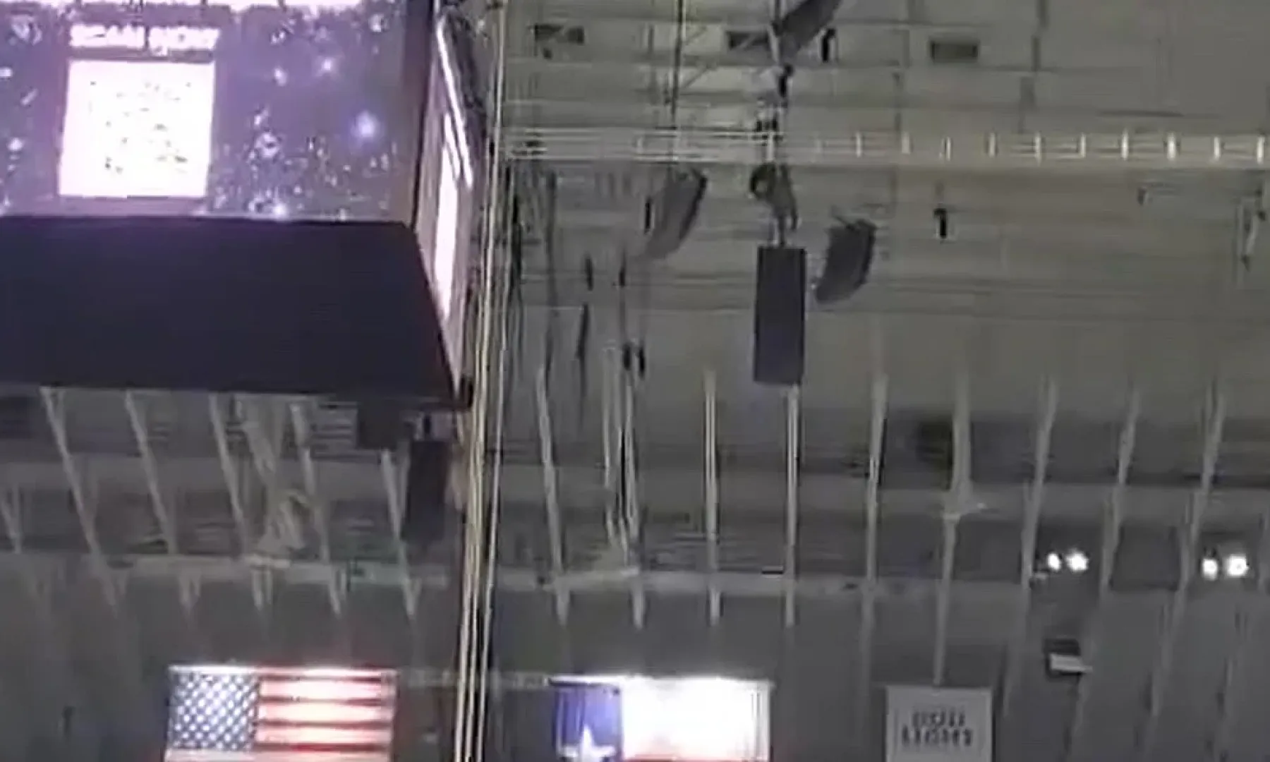 Uznemirujuće / Američki vojnik poginuo prilikom pada s krova stadiona tokom spuštanja užetom