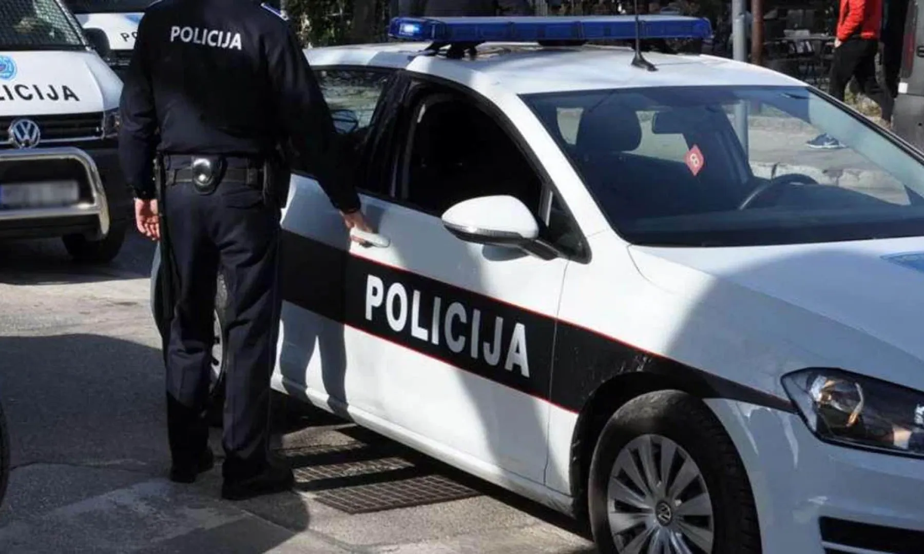 Maloljetnik pao s prtljažnika BMW-a, udario glavom u asfalt i preminuo. Vozač ide u pritvor