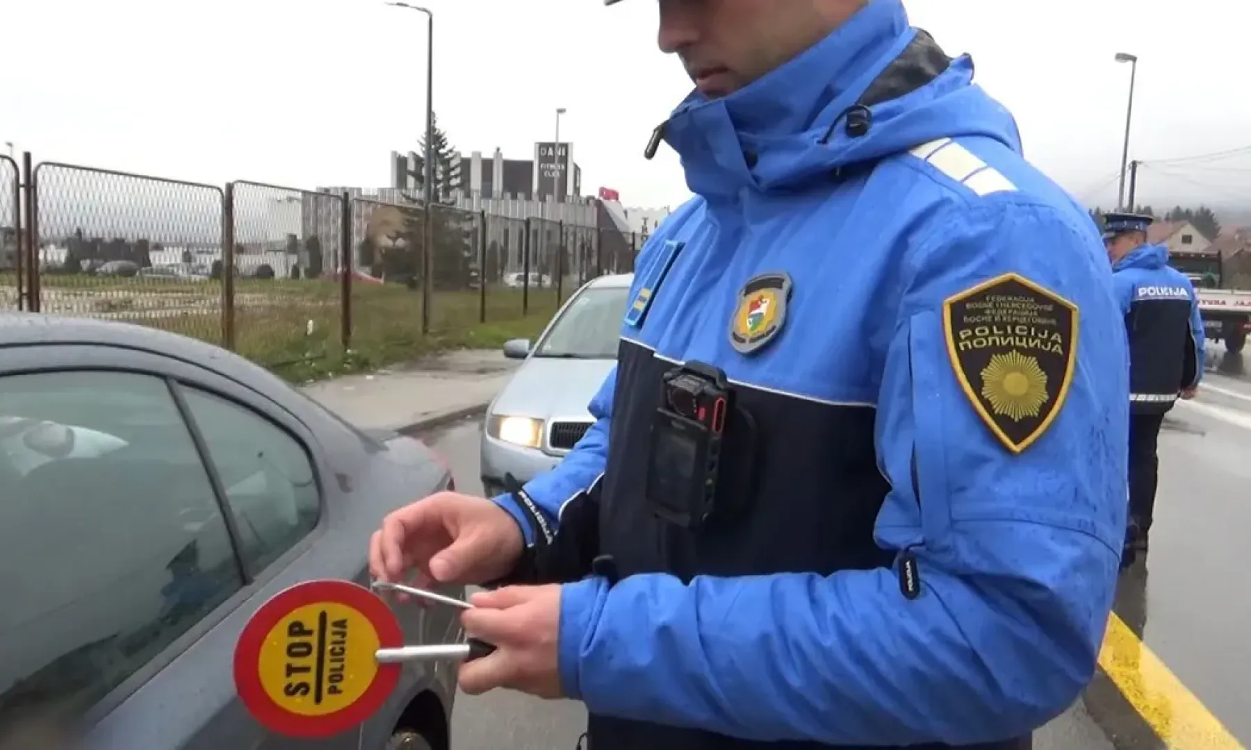 Tragedija: Dječak poginuo tokom guranja pokvarenog automobila