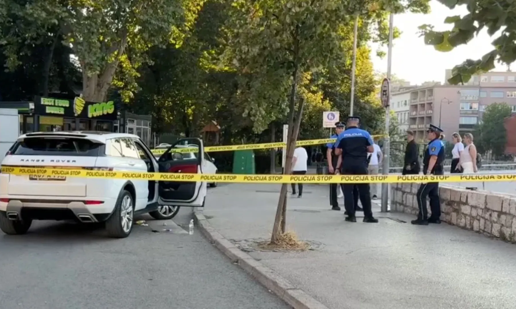 Policija osigurava područje Latinske ćuprije u Sarajevu nakon pronalaska pištolja i tragova krvi na vozilu