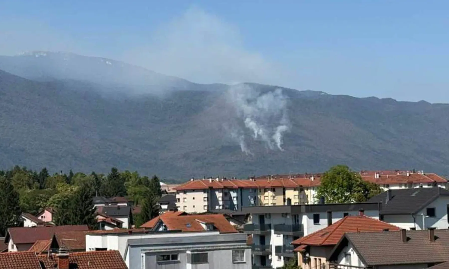 Dron angažiran u Bihaću za identifikaciju žarišta požara, helikopter čeka povoljne vremenske uslove