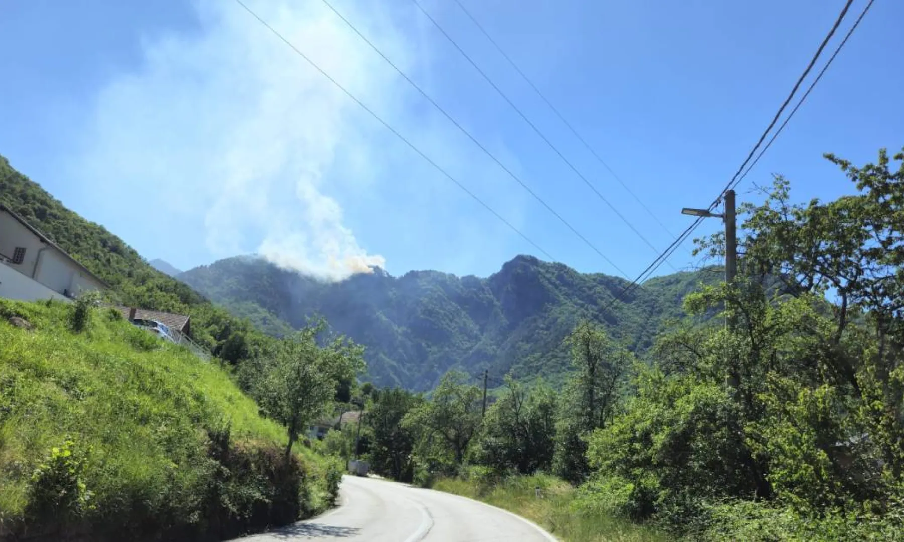 Helikopter Oružanih snaga BiH angažovan zbog požara kod Jablanice