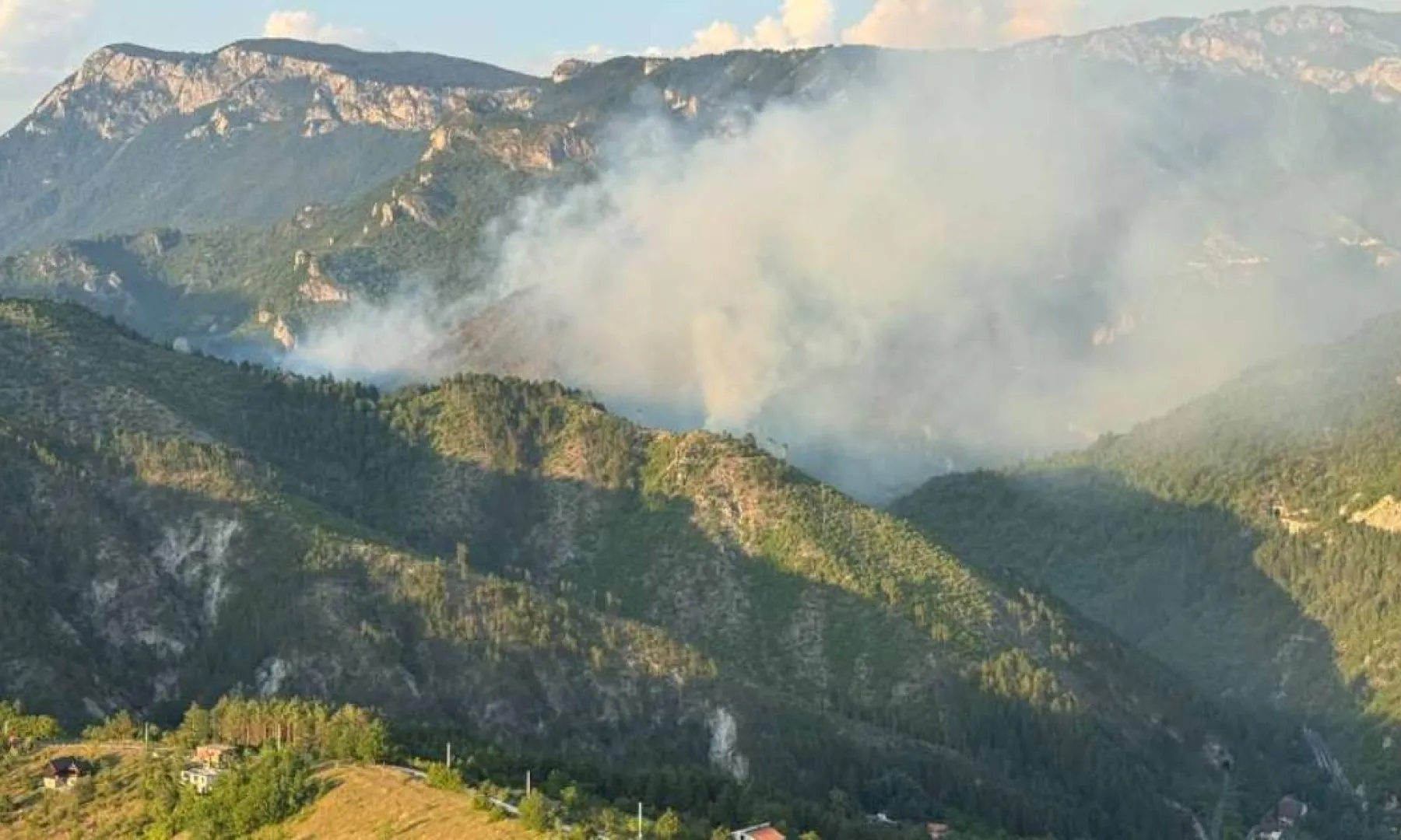 Požari u području Konjica lokalizirani, ali visoke temperature i vjetar predstavljaju rizik od ponovnog aktiviranja