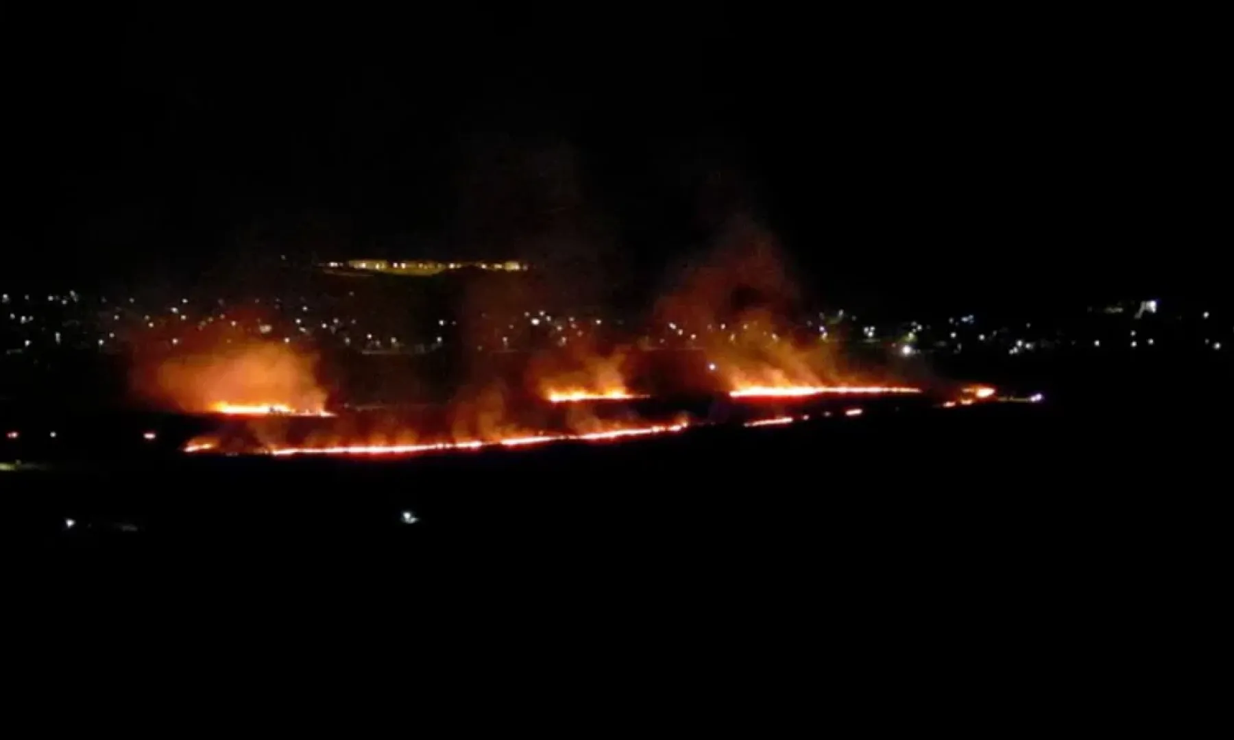 Požar izbio u Sokolović Koloniji kod Sarajeva, vatrogasci na terenu rade na gašenju vatre