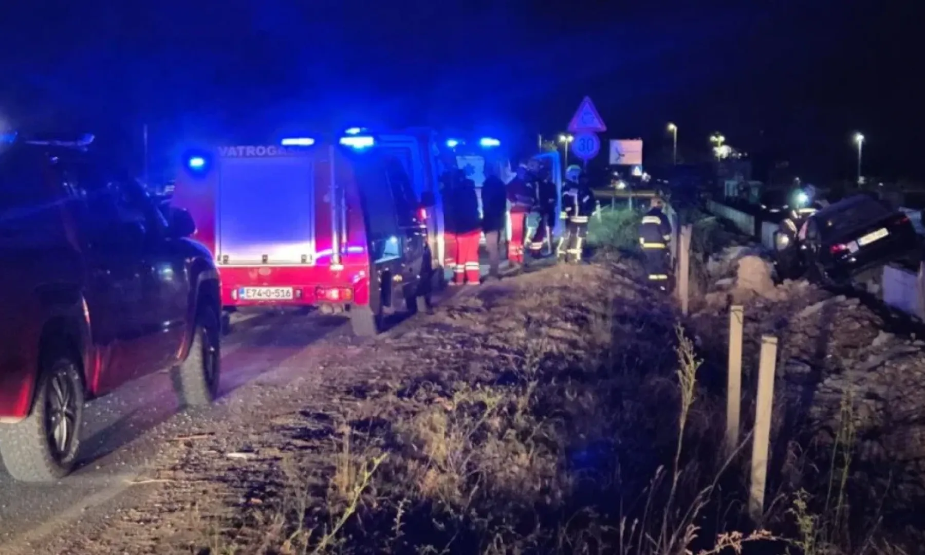 Automobil sletio s ceste i udario u betonsku ogradu na putu između Mostara i Kolonije, povrijeđene dvije osobe