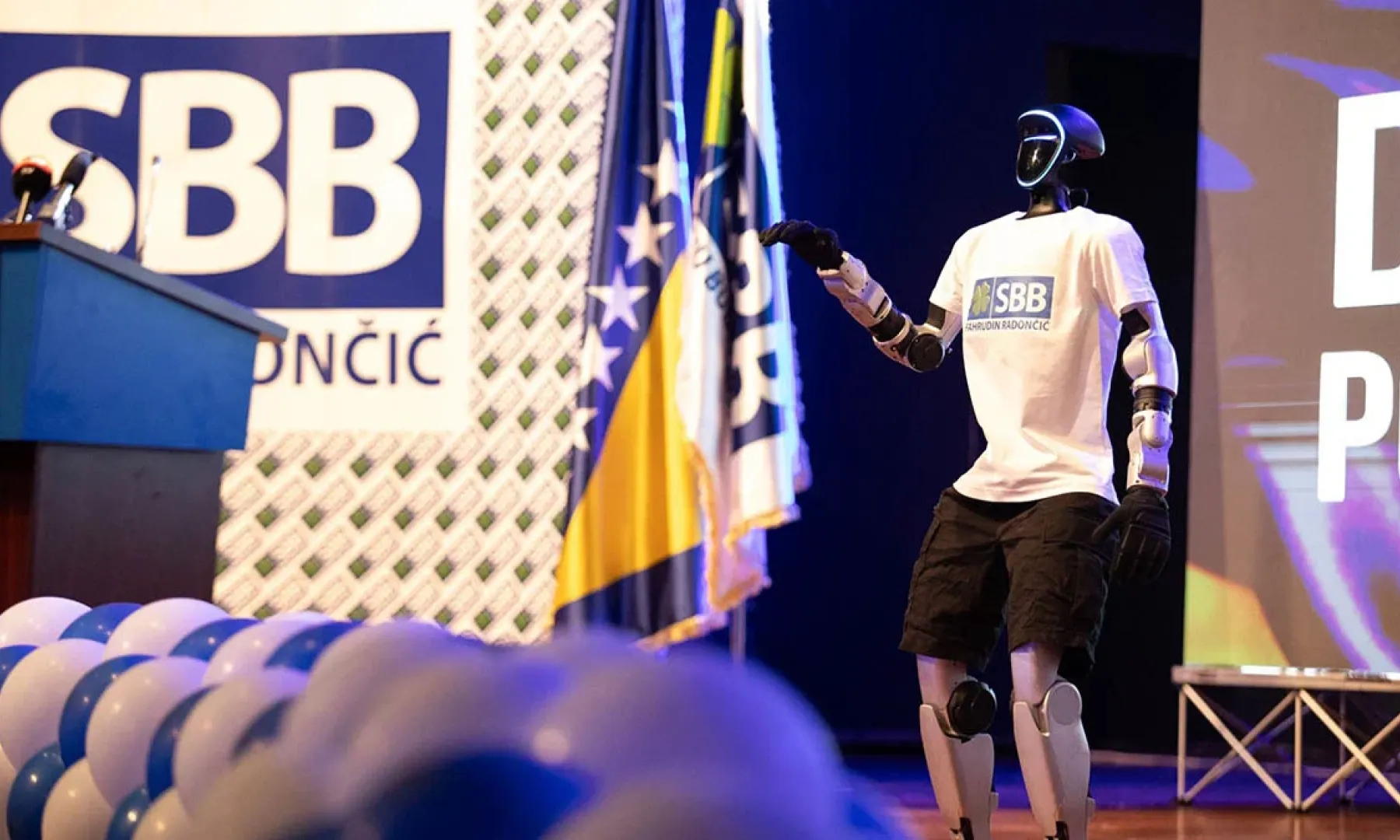 Na predizbornom skupu SBB-a u Sarajevu predstavljen robot Robi koji je govorio o Fahrudinu Radončiću i umjetnoj inteligenciji