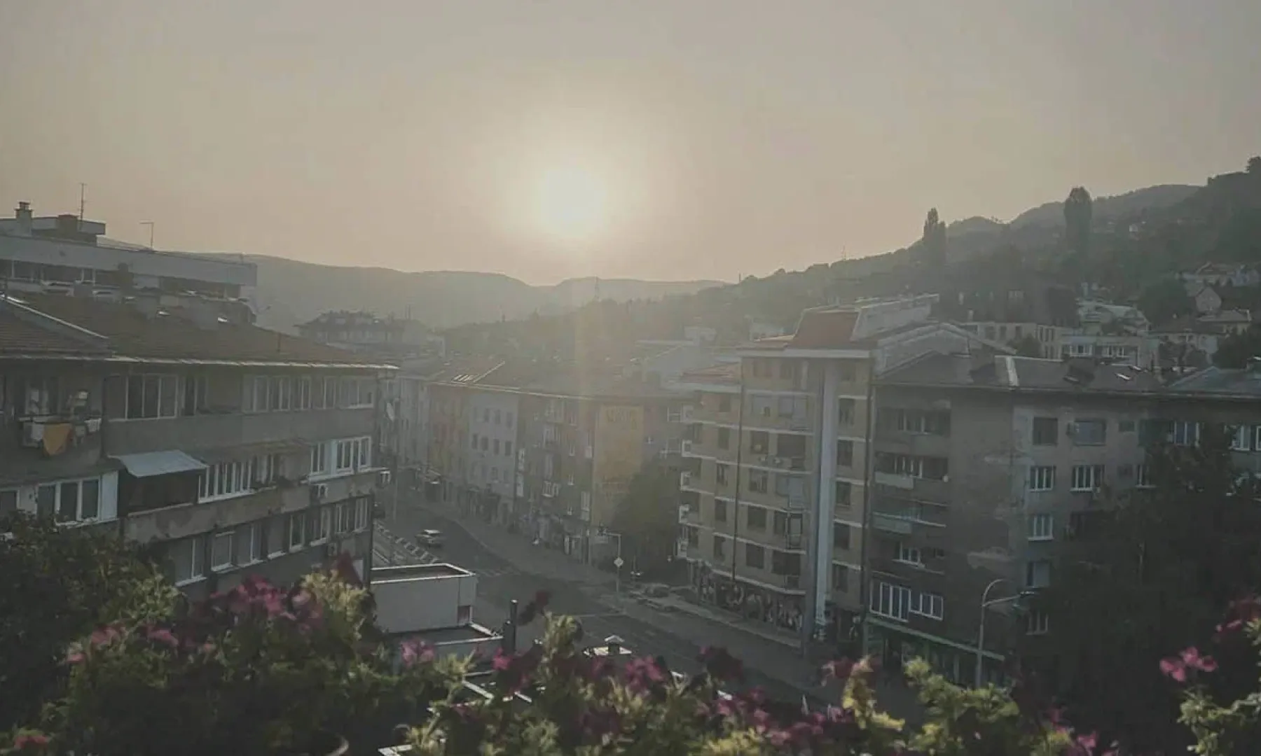 Povišeni nivoi zagađenja zraka u Sarajevu uslijed prašine iz Sahare, preporučuje se izbjegavanje izlazaka za osjetljive grupe