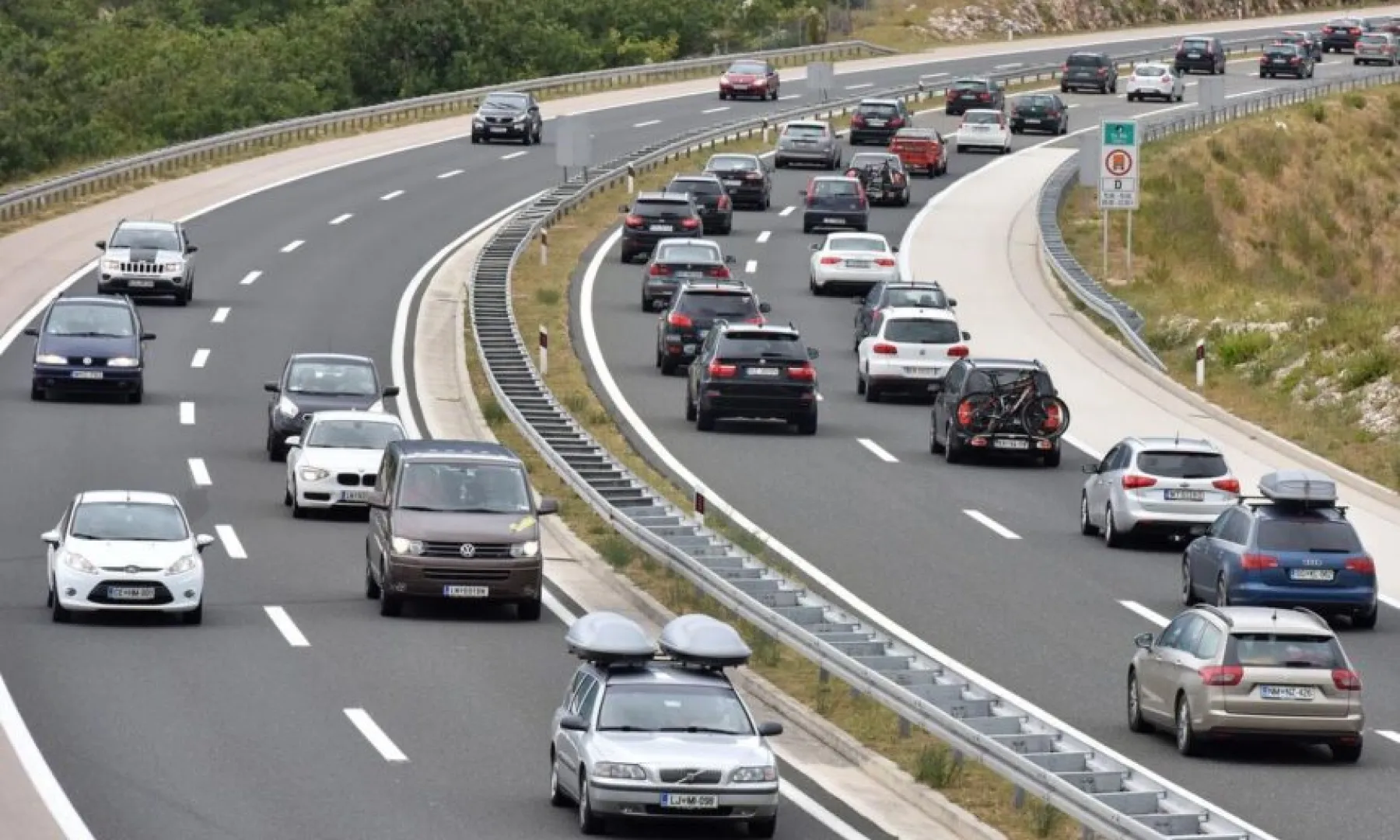 Vozače u BiH danas očekuju značajne poteškoće na cestama zbog radova i pojačanog saobraćaja, upozorava BIHAMK