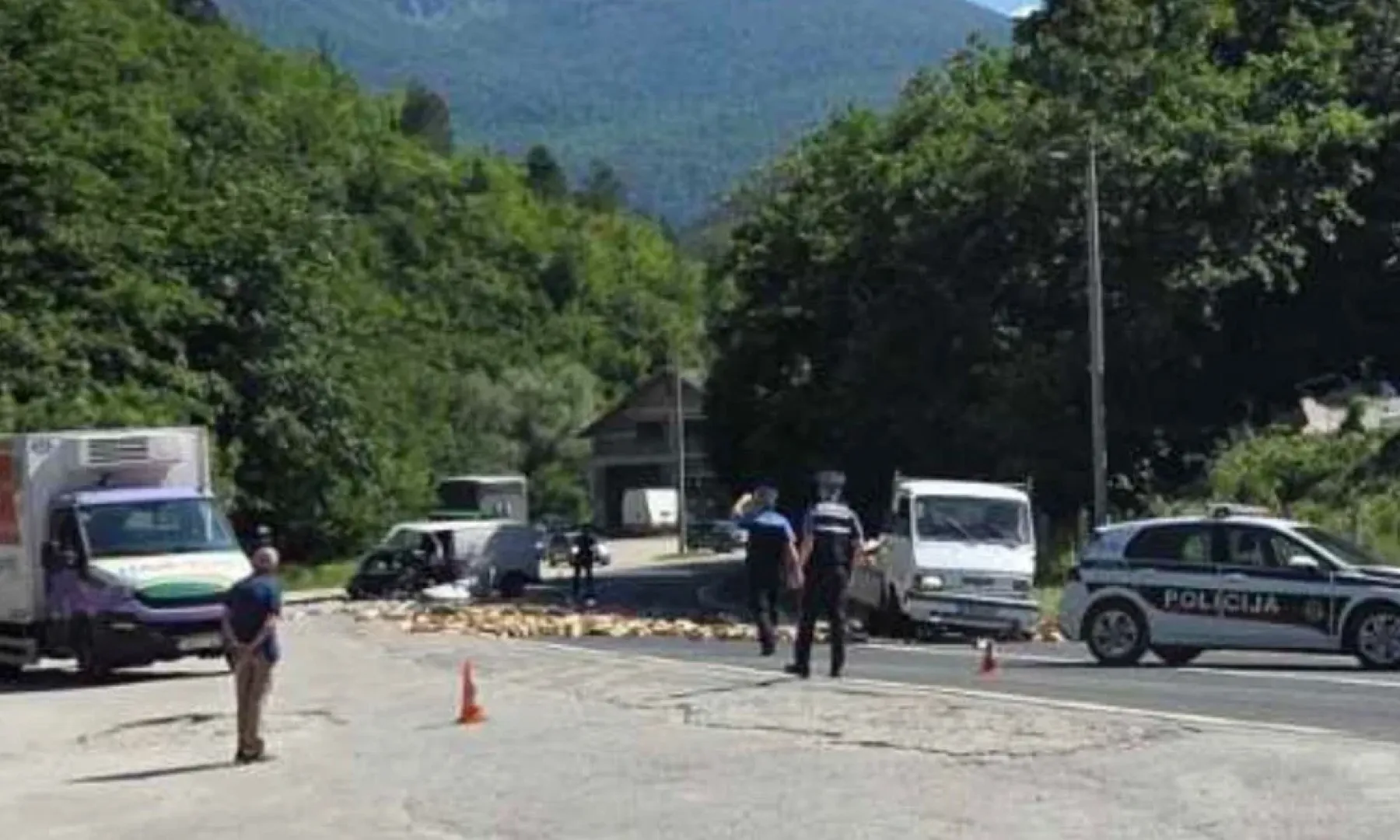Saobraćajna nesreća na M17 kod Hadžića: Obustavljen saobraćaj, dvije osobe povrijeđene