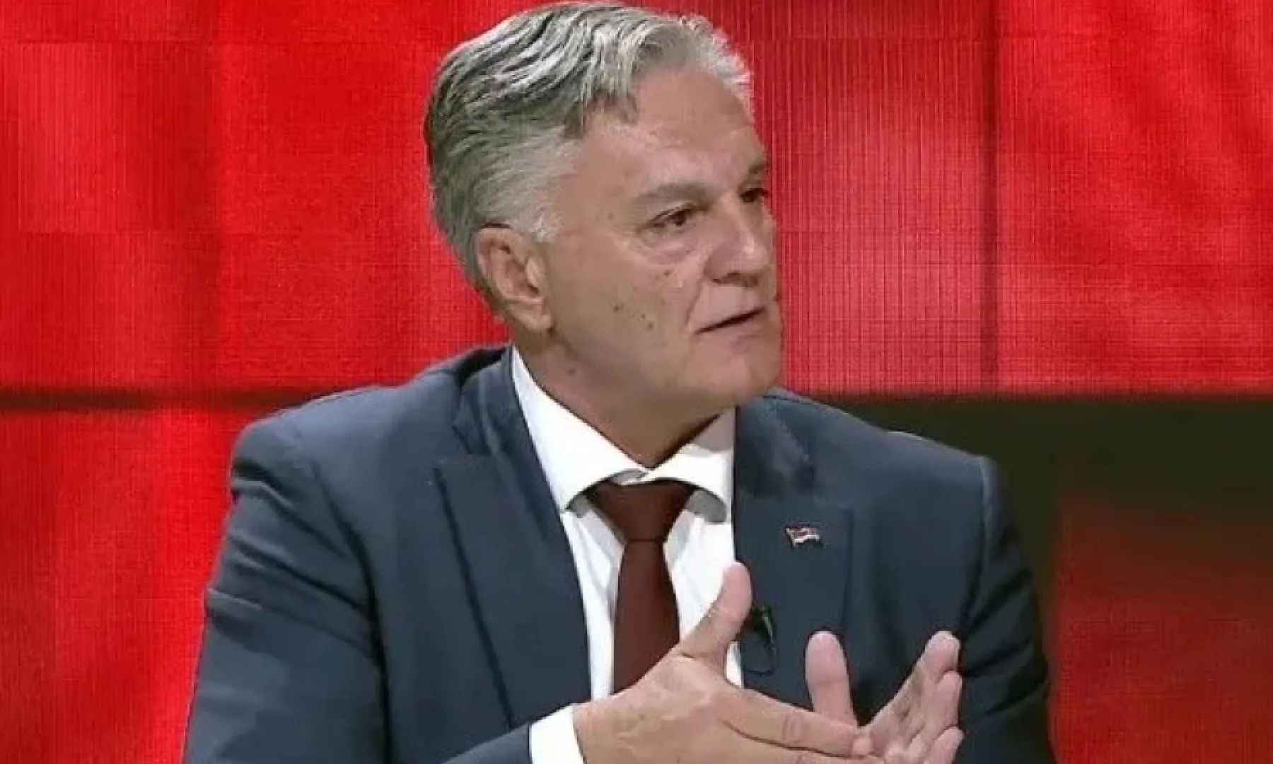 Siniša Karan navodi da je Republika Srpska nastala prije oružanih sukoba, dok Ustav BiH definiše njen status kao entiteta unutar države