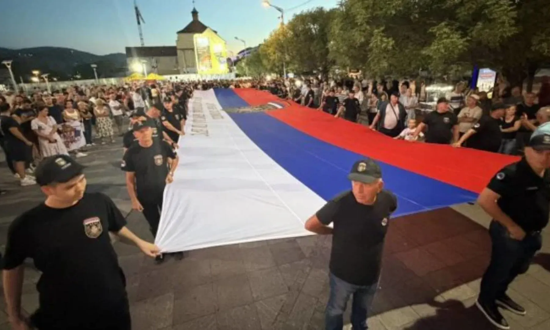 Na Trgu Krajine u Banjaluci održan skup u znak sjećanja na Ratka Mladića uz transparent "Komandante, hvala ti za sve!