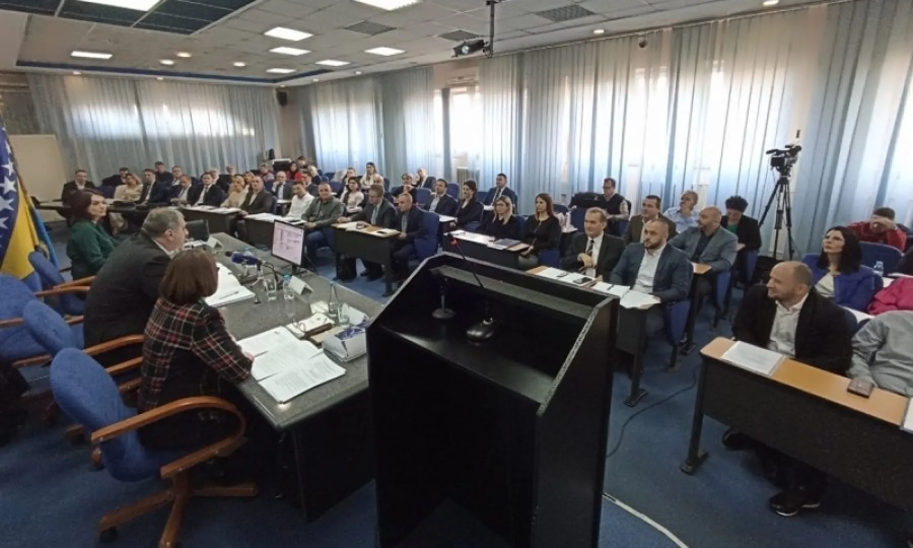 Prema preliminarnim rezultatima izbora 2026. godine, SDA zadržava 13 mandata u Skupštini Tuzlanskog kantona, dok SBB osvaja dva mandata