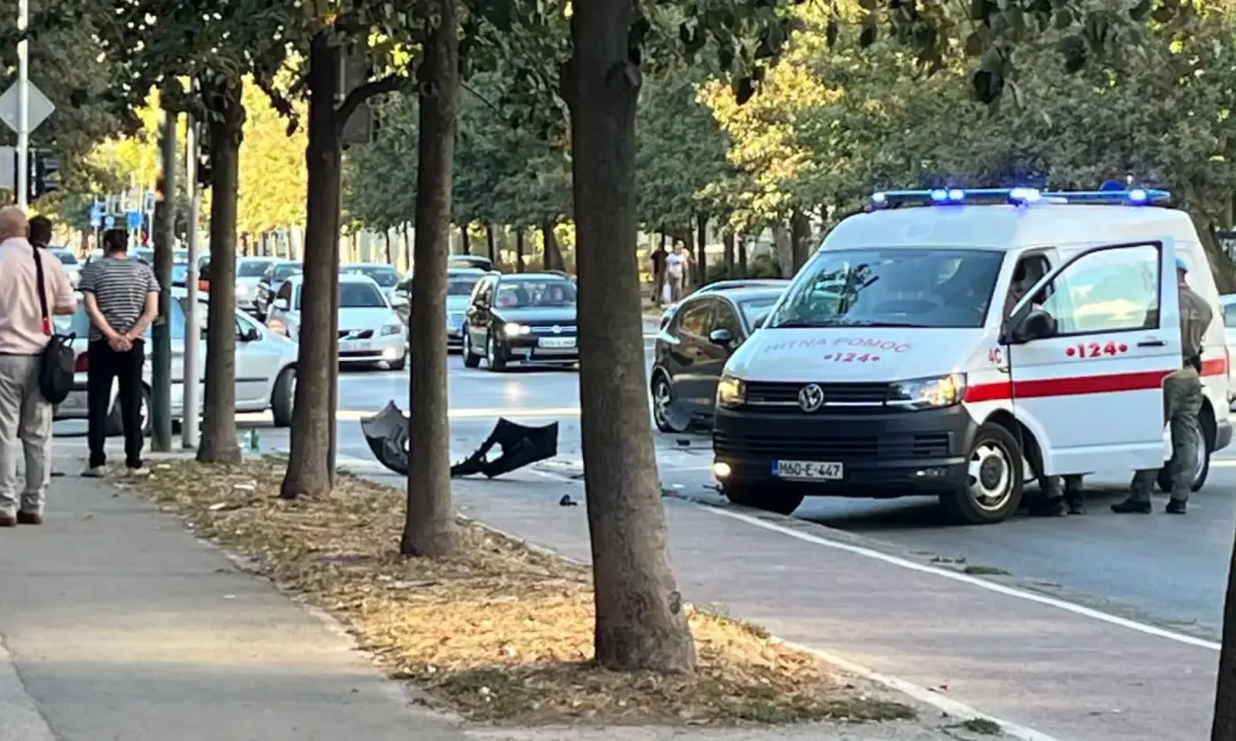 Automobil udario biciklistu u Grbavici, povrijeđena osoba prevezena na KCUS