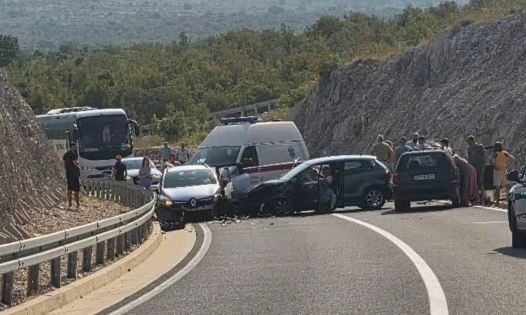 Saobraćajna nesreća na magistralnom putu Stolac – Neum, tri vozila učestvovala, povrijeđeni nepoznati