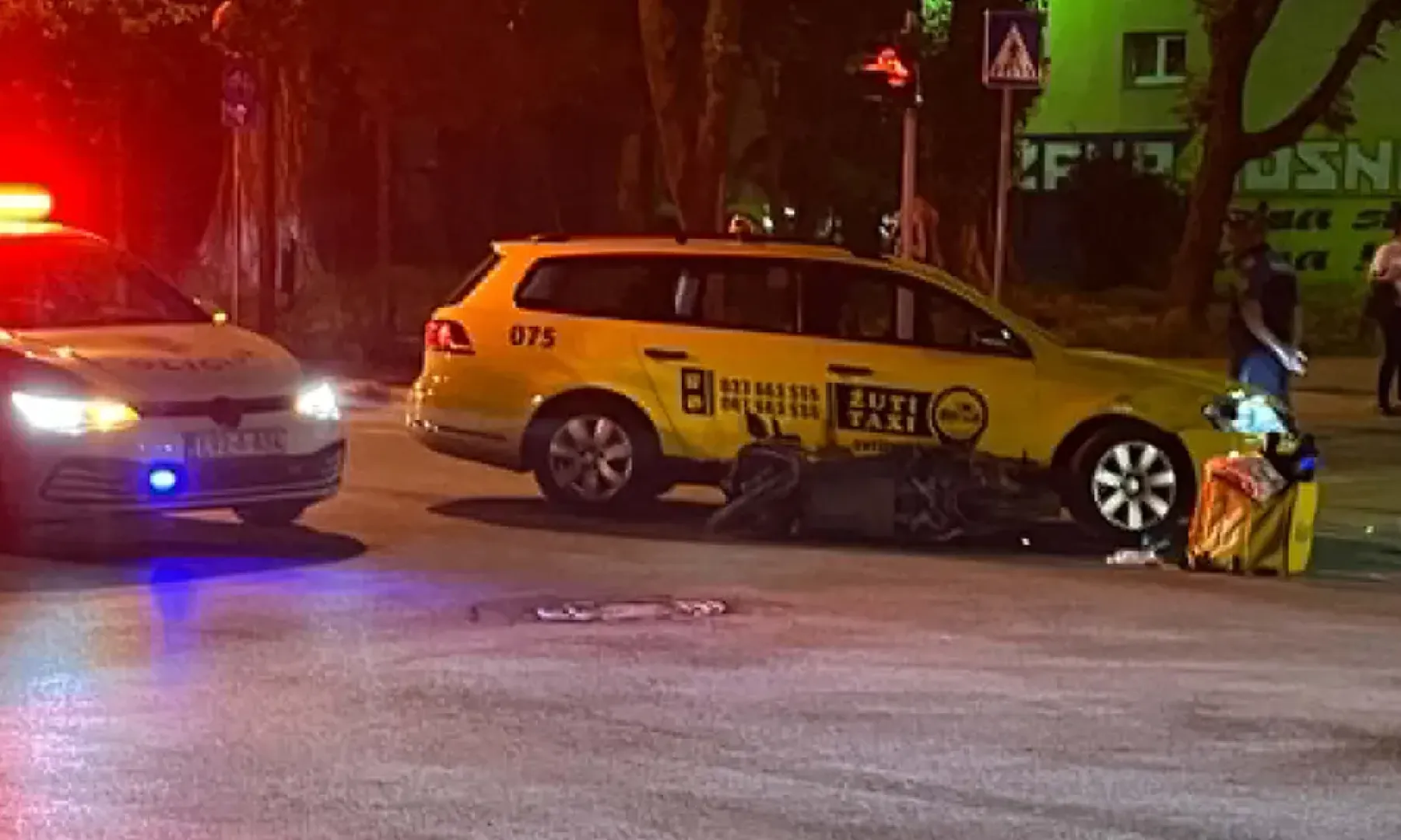 U Grbavici se sudarili taksi i motocikl dostavljača, jedna osoba prevezena na KCUS