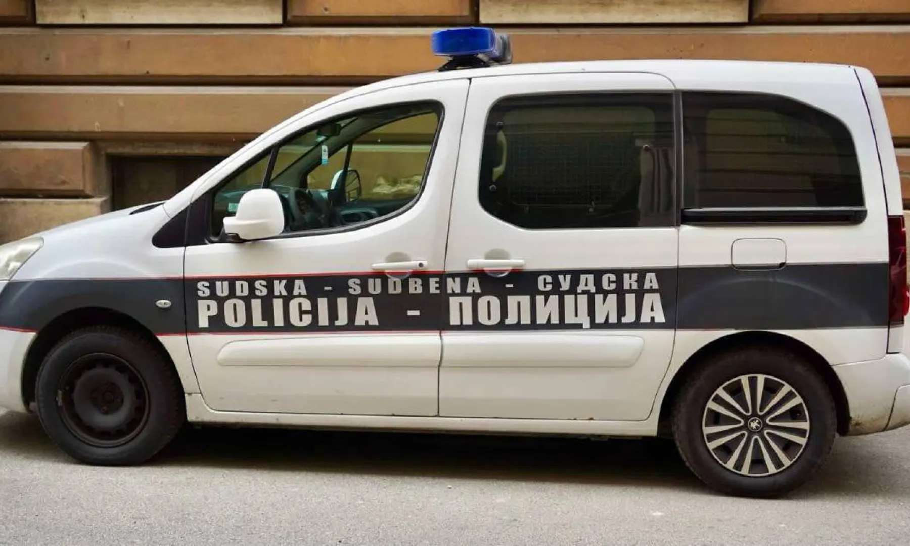 Fizički napao i teško povrijedio sudskog policajca