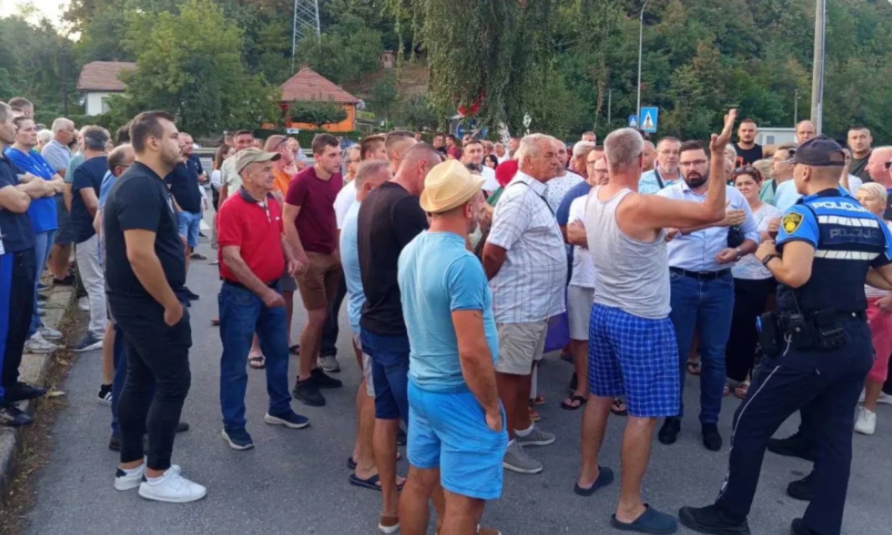 Građani se okupili ispred Termoelektrane Tuzla zbog povećanog ispuštanja prašine iz Bloka 4
