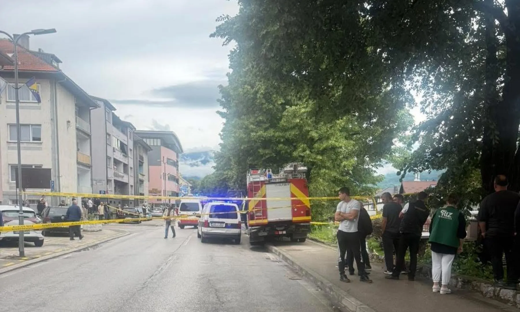 Jedna osoba smrtno stradala u teškoj saobraćajnoj nesreći u ulici Bedem u Bihaću, vozilo sletjelo u jarak