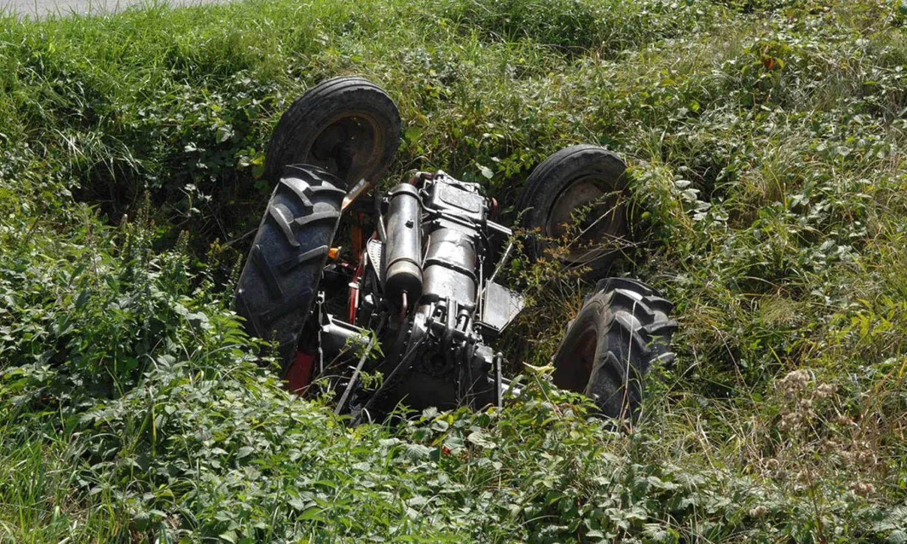 Traktor se prevrnuo tokom sječe stabala, muškarac izgubio život kod Mrkonjić Grada