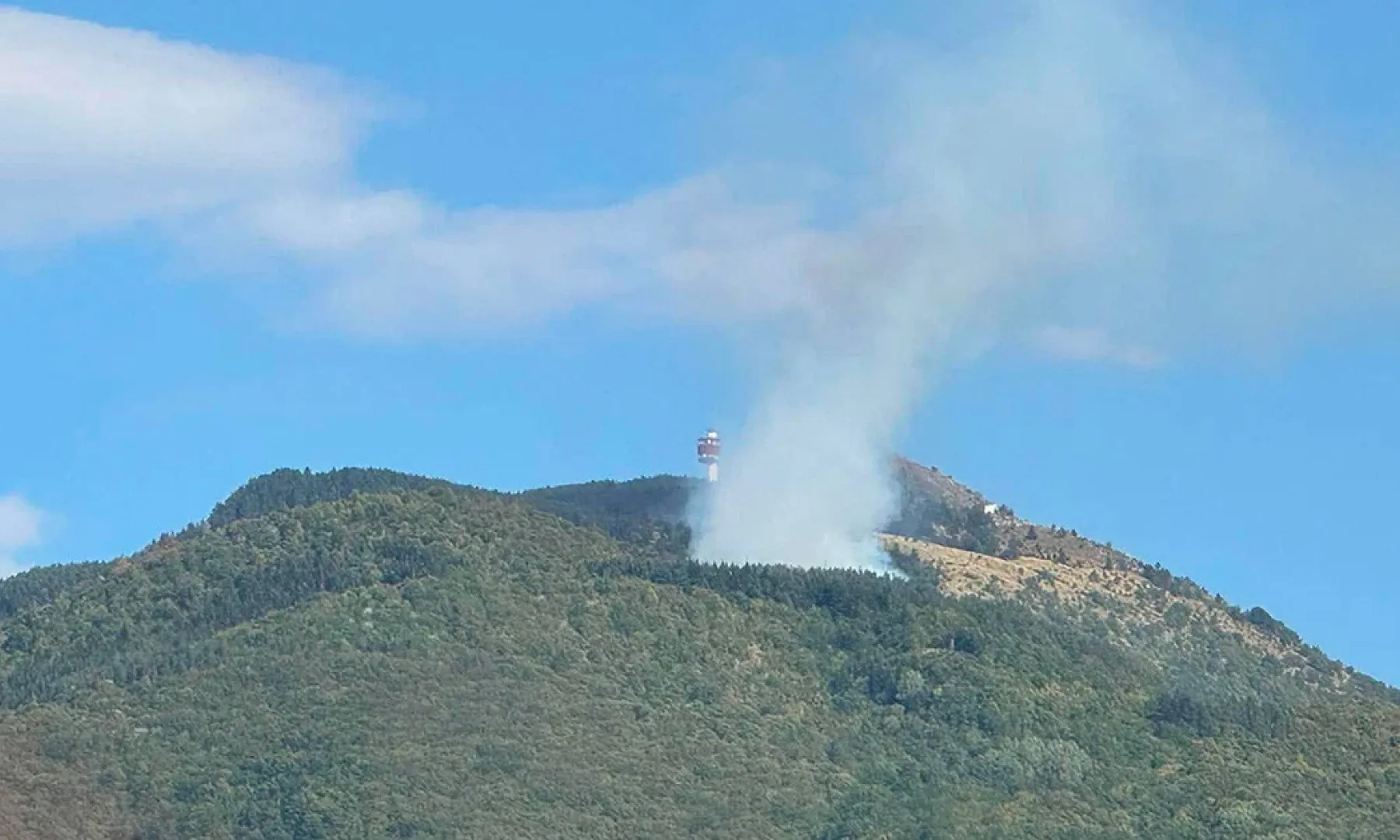 Požar na Trebeviću iznad Sarajeva prijavljen danas oko 16 sati, dim vidljiv iz grada