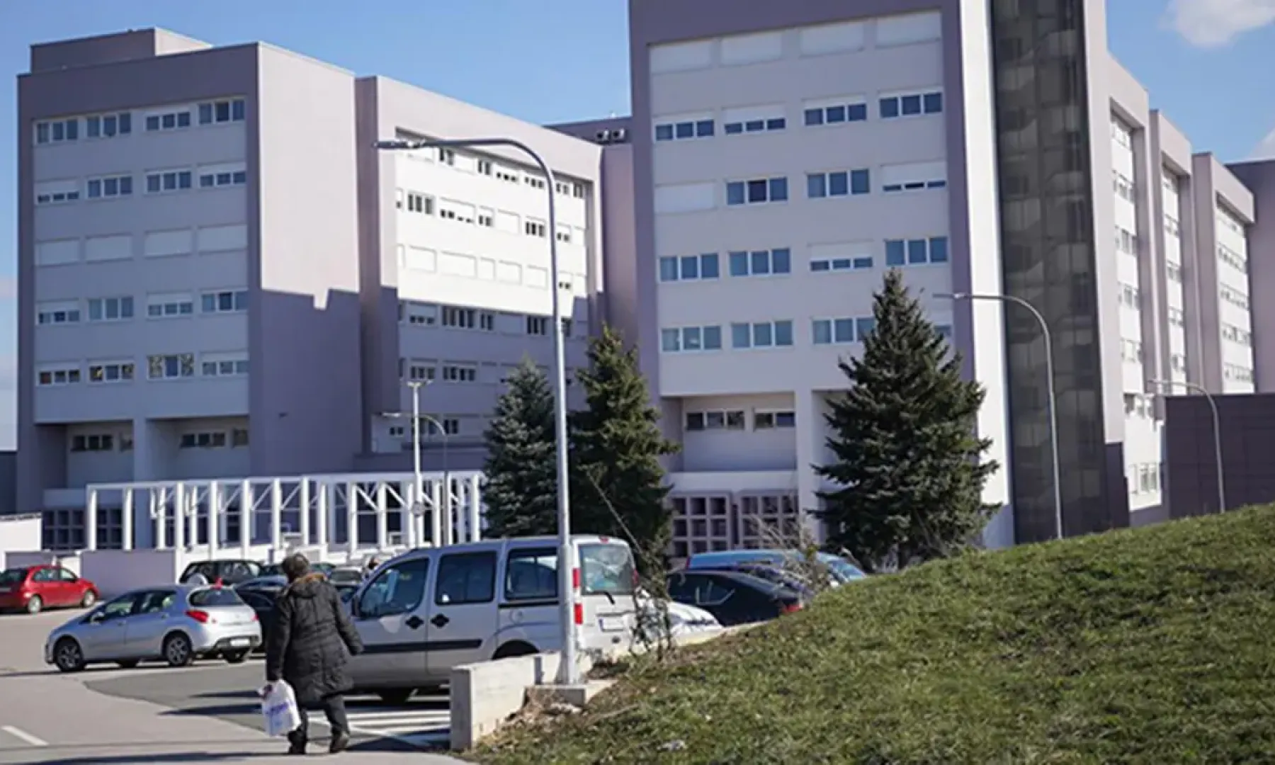 Mlađi pacijent hospitalizovan nakon gušenja na bazenu u Prnjavoru, priključen na respirator