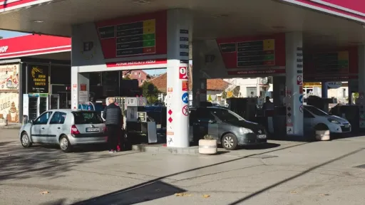 
                                    Od ponoći u Crnoj Gori poskupljuje gorivo                                
