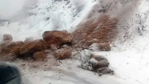 Stijena se obrušila na put, gužve već od izlaza iz Sarajeva