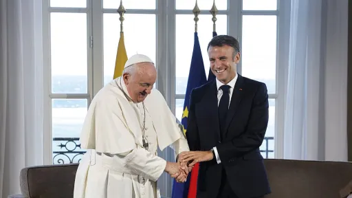 Francuski parlamentarac kritikovao spuštanje zastave zbog smrti pape: Šta ćemo kad umre neki drugi lider?