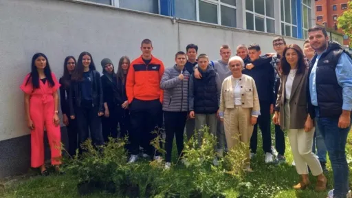 Ekološka lekcija u školskom dvorištu: Sadnjom thuje obilježen Dan planete Zemlje
