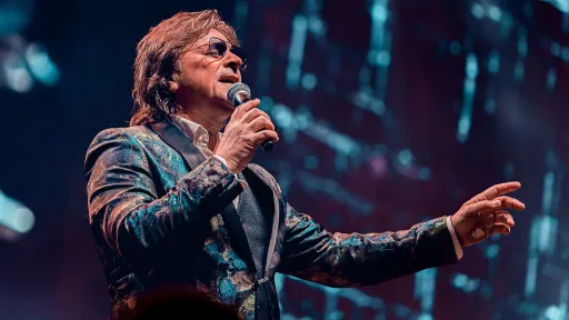 Bijelo dugme objavilo novi spot s Dinom Dvornikom, kreiran uz pomoć umjetne inteligencije