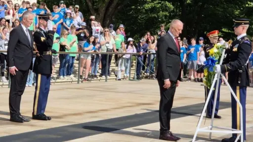 Helez odao počast na Spomeniku neznanom junaku na Nacionalnom groblju Arlington