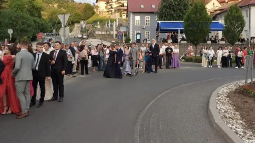 Noć uspomena: Maturanti I srednje škole Cazin večeras defiliraju gradom