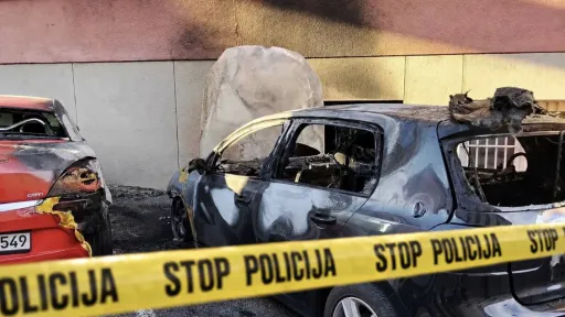 Požar u Bihaću o&scaron;tetio tri automobila, policija istražuje uzrok incidenta