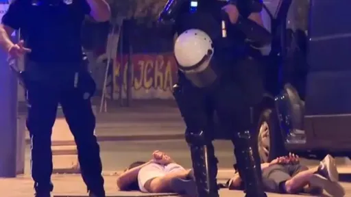 ŠOKANTNE SNIMKE IZ SRBIJE: Vučićevi batinaši brutalno tukli građane pred policijom, povrijeđen bivši reprezentativac...